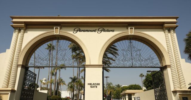 Consumidores processam para bloquear acordo entre Paramount e Warner Bros.
