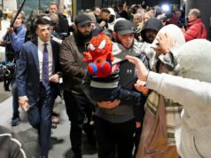 Contribuintes australianos pagarão conta de US$ 2 milhões da ‘noiva do ISIS’ Uma suposta noiva do ISIS é escoltada sob custódia por oficiais federais.