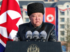Coreia do Norte atualiza constituição para exigir ataque nuclear automático se Kim Jong Un for assassinado: relatório Líder norte-coreano Kim Jong Un discursando em cerimônia de posse em Pyongyang