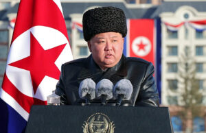 Coreia do Norte atualiza constituição para exigir ataque nuclear automático se Kim Jong Un for assassinado: relatório Líder norte-coreano Kim Jong Un discursando em cerimônia de posse em Pyongyang