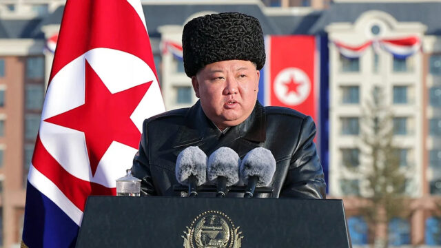 Líder norte-coreano Kim Jong Un discursando em cerimônia de posse em Pyongyang