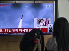 Coreia do Norte lança mísseis balísticos em demonstração de força A woman watches a television screen showing a news broadcast with file footage of a North Korean missile test, at a train station in Seoul on May 26, 2026.