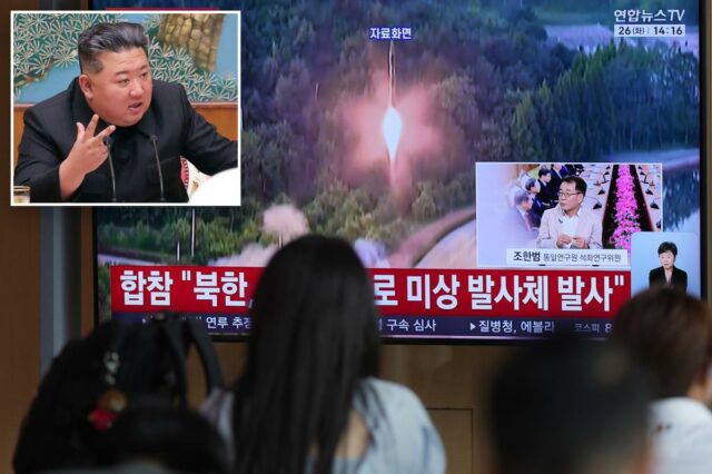 Uma tela de TV mostra uma reportagem do projétil não identificado da Coreia do Norte, com imagens de arquivo durante um programa de notícias na estação ferroviária de Seul, em Seul, Coreia do Sul, terça-feira, 26 de maio de 2026.