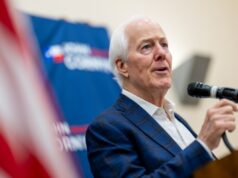 Cornyn contrasta com Massie e Cassidy enquanto enfrenta Paxton, apoiado por Trump Senator John Cornyn (R-TX) speaks during a campaign rally on March 02, 2026 in Schertz, Texas.