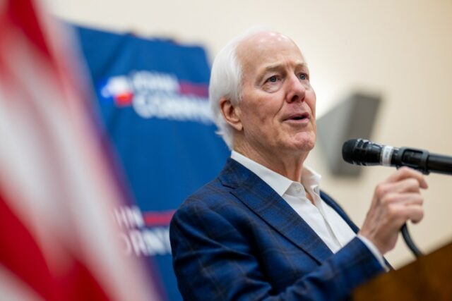 Cornyn contrasta com Massie e Cassidy enquanto enfrenta Paxton, apoiado Senator John Cornyn (R-TX) speaks during a campaign rally on March 02, 2026 in Schertz, Texas.