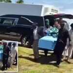 Captura de vídeo de portadores carregando um caixão azul claro enquanto o corpo cai.