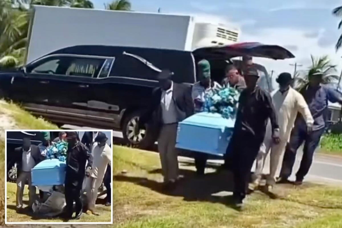 Captura de vídeo de portadores carregando um caixão azul claro enquanto o corpo cai.