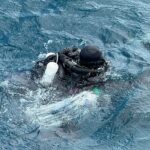 Na foto: Um mergulhador finlandês conduzindo uma operação de busca e recuperação dos corpos de quatro turistas italianos nas águas do Atol de Vaavu, Maldivas, 19 de maio de 2026