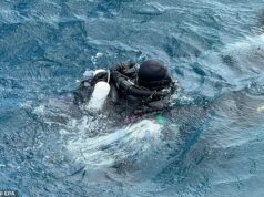 Corpos dos dois últimos mergulhadores italianos são recuperados de cavernas das Maldivas, pois especialistas sugerem que eles foram ‘sugados’ para uma câmara submarina por uma corrente estranha Na foto: Um mergulhador finlandês conduzindo uma operação de busca e recuperação dos corpos de quatro turistas italianos nas águas do Atol de Vaavu, Maldivas, 19 de maio de 2026