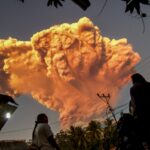 Aldeões observam a erupção do Monte Lewotobi Laki-Laki visto da aldeia de Talibura em Sikka, East Nusa Tenggara, Indonésia, em 17 de junho de 2025.