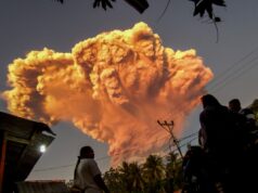 Corpos encontrados abraçados após erupção de vulcão na Indonésia Aldeões observam a erupção do Monte Lewotobi Laki-Laki visto da aldeia de Talibura em Sikka, East Nusa Tenggara, Indonésia, em 17 de junho de 2025.