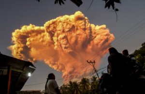 Corpos encontrados abraçados após erupção de vulcão na Indonésia Aldeões observam a erupção do Monte Lewotobi Laki-Laki visto da aldeia de Talibura em Sikka, East Nusa Tenggara, Indonésia, em 17 de junho de 2025.