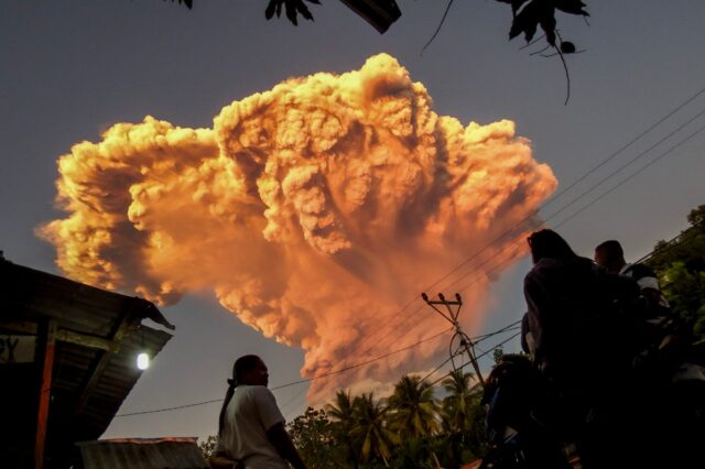 Aldeões observam a erupção do Monte Lewotobi Laki-Laki visto da aldeia de Talibura em Sikka, East Nusa Tenggara, Indonésia, em 17 de junho de 2025.