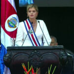 Costa Rica dá posse à presidente de direita Laura Fernández