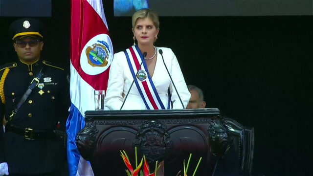 Costa Rica dá posse à presidente de direita Laura Fernández
