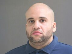 Crescimento criminoso na carreira com 166 prisões, 55 condenações desde 1999, condenado à prisão perpétua Mugshot de um homem careca com barba vestindo uma camisa pólo azul.