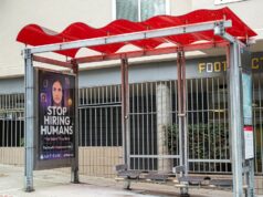 Criador de ‘Isso é bom’ diz que startup de IA roubou sua arte Bus stop shelter with red canopy and ad for Artisan AI reading "Stop Hiring Humans" and "For Work They Hate" on city sidewalk, San Francisco, California, September 30, 2025. (Photo by Smith Collection/Gado/Getty Images)