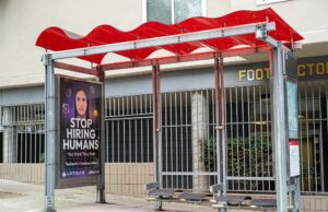 Criador de ‘Isso é bom’ diz que startup de IA roubou sua arte Bus stop shelter with red canopy and ad for Artisan AI reading "Stop Hiring Humans" and "For Work They Hate" on city sidewalk, San Francisco, California, September 30, 2025. (Photo by Smith Collection/Gado/Getty Images)