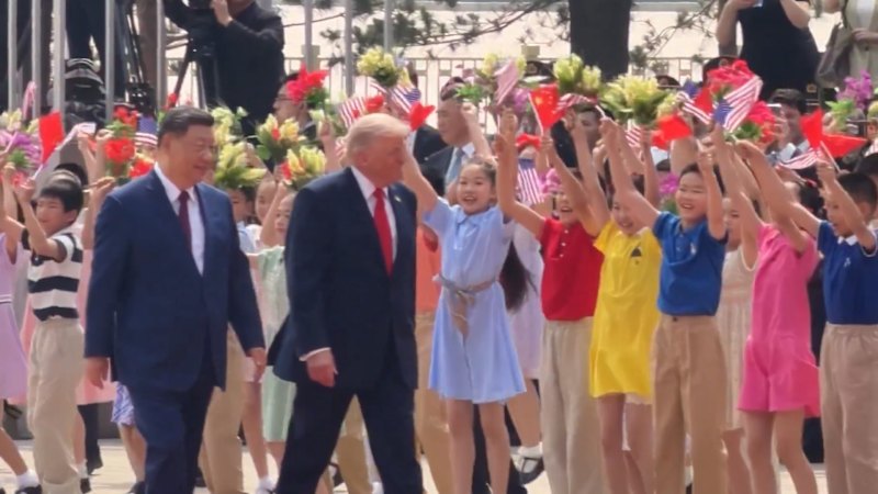 Crianças cumprimentam Trump em Pequim