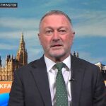 O Ministro da Habitação, Steve Reed, insistiu que Sir Keir estava 'bem' e continuando com o trabalho enquanto visitava os estúdios de TV e rádio hoje.