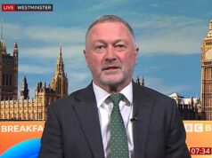 Crise? Que crise? O aliado do Starmer, Steve Reed, insiste que o PM está ‘bem’ enquanto Burnham enfrenta o desafio de liderança após uma semana de anarquia O Ministro da Habitação, Steve Reed, insistiu que Sir Keir estava 'bem' e continuando com o trabalho enquanto visitava os estúdios de TV e rádio hoje.