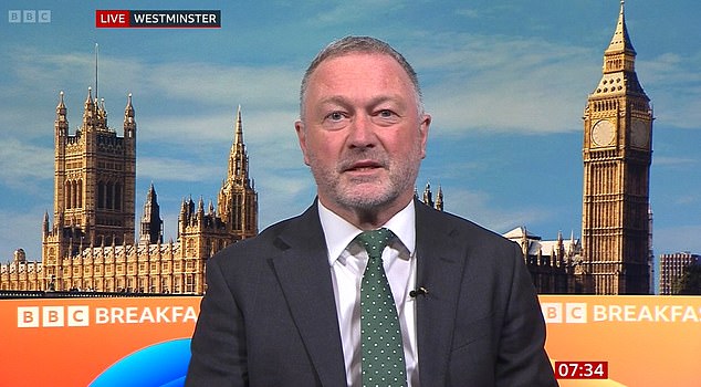 O Ministro da Habitação, Steve Reed, insistiu que Sir Keir estava 'bem' e continuando com o trabalho enquanto visitava os estúdios de TV e rádio hoje.