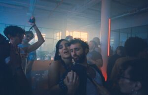 Crítica de ‘Club Kid’: Dramédia sincera, porém vã, de Jordan Firstman irradia alegria queer Presidente-Empresa-I-Love-LA