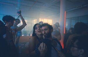 Crítica de ‘Club Kid’: Jordan Firstman limpa sua atuação de uma forma doce e surpreendentemente antiquada Crítica de 'Club Kid': Jordan Firstman limpa sua atuação de uma forma doce e surpreendentemente antiquada