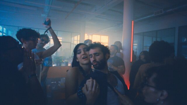 Crítica de 'Club Kid': Jordan Firstman limpa sua atuação de uma forma doce e surpreendentemente antiquada
