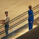 Crítica de 'Ladies First': Sacha Baron Cohen e Rosamund Pike trocam de lugar em uma comédia datada sobre a batalha dos sexos