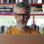 Crítica de 'Natal amargo': Pedro Almodóvar se esforça e é emocionante
