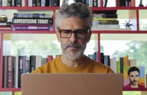 Crítica de ‘Natal amargo’: Pedro Almodóvar se esforça e é emocionante Crítica de 'Natal amargo': Pedro Almodóvar se esforça e é emocionante