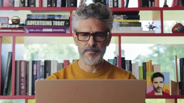 Crítica de 'Natal amargo': Pedro Almodóvar se esforça e é emocionante
