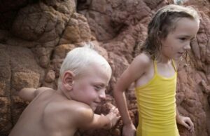 Crítica de ‘Red Rocks’: crianças esquisitas e saltadoras de penhascos são o foco da última experiência de Bruno Dumont Crítica de 'Red Rocks': crianças esquisitas e saltadoras de penhascos são o foco da última experiência de Bruno Dumont