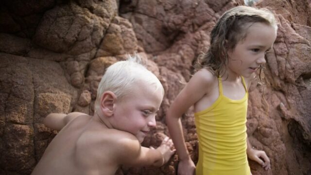 Crítica de 'Red Rocks': crianças esquisitas e saltadoras de penhascos são o foco da última experiência de Bruno Dumont
