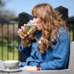 Angela Rayner supostamente deixou os espectadores de boca aberta com seu comportamento no Strangers' Bar da Câmara dos Comuns na noite de segunda-feira. Na foto: Rayner bebendo em uma cervejaria em 2021