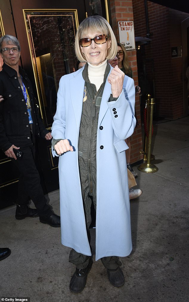 DOJ de Trump lança investigação criminal sobre o ex-redator da O Departamento de Justiça lançou uma investigação criminal sobre E Jean Carroll, o ex-redator da revista New York que acusou o presidente Donald Trump de agressão sexual (foto no ano passado)