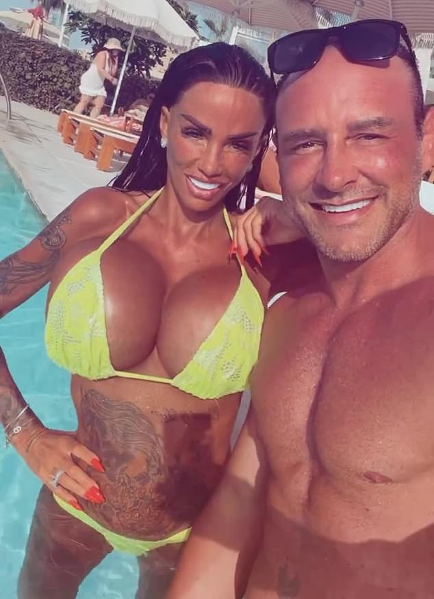 DR MAX PEMBERTON: Eu sei exatamente o que está acontecendo com Katie Price. Não acredito que ninguém mais possa ver isso – é tão óbvio quando você identifica os sinais…