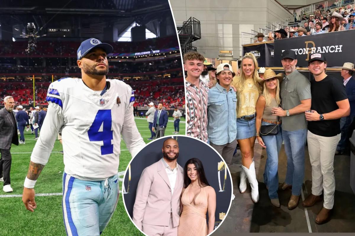 Dak Prescott, nº 4 do Dallas Cowboys, sai de campo após uma derrota para o Atlanta Falcons no Mercedes-Benz Stadium em 3 de novembro de 2024 em Atlanta, Geórgia.