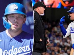 Dalton Rushing dos Dodgers tentando mudar o rap do ‘cara mau’: ‘Não quero criar uma imagem como essa’ Dalton Rushing em seu uniforme azul dos Dodgers e capacete de batedor cumprimenta seus companheiros de equipe no banco de reservas.