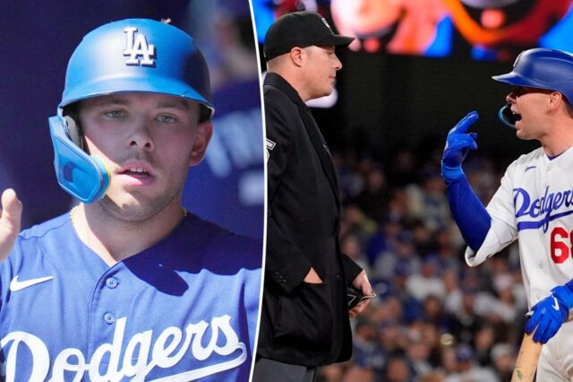 Dalton Rushing em seu uniforme azul dos Dodgers e capacete de batedor cumprimenta seus companheiros de equipe no banco de reservas.