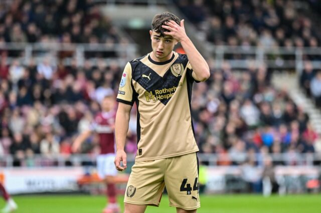 Dan Gore é escolhido como o melhor jogador do Rotherham Dan Gore é escolhido como o melhor jogador do Rotherham United em 2025/26, o Man Utd deve dar uma olhada de perto