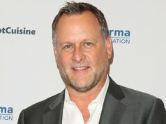 Dave Coulier compartilha atualização de saúde após ‘radiação extensa’ que mudou sua aparência e voz greys-anatomy-kevin-mckidd-kim-raver-abraçando-disney