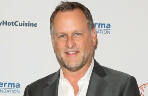 Dave Coulier compartilha atualização de saúde após ‘radiação extensa’ que mudou sua aparência e voz greys-anatomy-kevin-mckidd-kim-raver-abraçando-disney