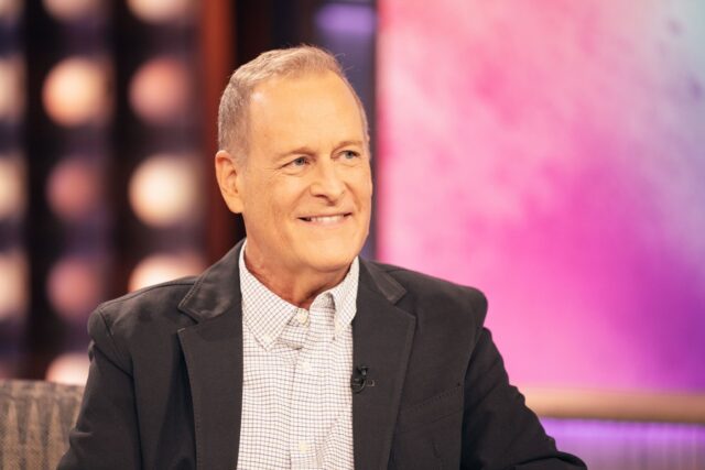 Dave Coulier explica perda de peso e alterações na voz após tratamento de câncer de garganta e afirma que “o prognóstico parece bom”
