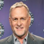 Dave Coulier perdeu 45 quilos e não come 'alimentos sólidos há meses' após o tratamento do câncer: 'Isso afetou minha capacidade de falar'