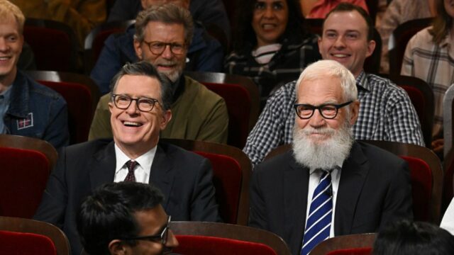 David Letterman dispensa Stephen Colbert de 'The Late Show' em David Letterman dispensa Stephen Colbert de 'The Late Show' em grande estilo - destruindo propriedade da CBS