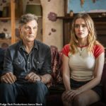 O ator David Morrissey (à esquerda), na foto com Aimee Lou Wood (à direita), revelou como a ansiedade social paralisante o levou ao alcoolismo, mas que uma ligação desesperada tarde da noite para um amigo em AA salvou sua vida