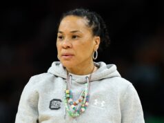 Dawn Staley surge como candidata surpresa para o cargo de treinador principal do Mavericks PHOENIX, ARIZONA - APRIL 04: Head coach Dawn Staley of the South Carolina Gamecocks looks on during the Super Saturday open practice ahead of the 2026 NCAA Women's Basketball Tournament Final Four championship game at Mortgage Matchup Center on April 04, 2026 in Phoenix, Arizona. (Photo by Sarah Stier/Getty Images)