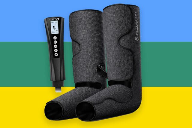 Par de massageadores de pernas Uwarmmung em cinza com controle remoto preto.